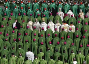 Obipsos y cardenales asisten a una misa oficiada por el papa Francisco en la apertura del sínodo de obispos, en la plaza de San Pedro del Vaticano, el 3 de octubre de 2018. Foto: Alessandra Tarantino / AP.