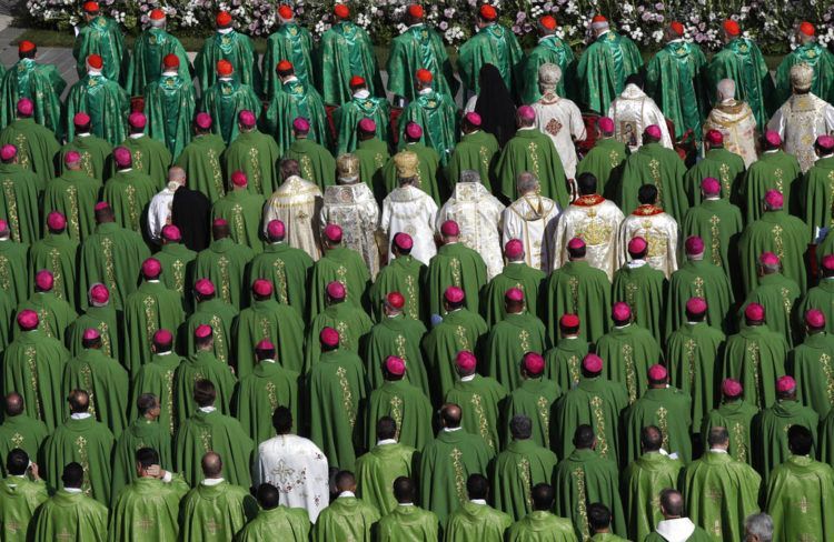 Obipsos y cardenales asisten a una misa oficiada por el papa Francisco en la apertura del sínodo de obispos, en la plaza de San Pedro del Vaticano, el 3 de octubre de 2018. Foto: Alessandra Tarantino / AP.