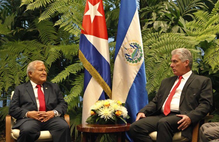 El presidente de El Salvador, Salvador Sánchez Cerén (izq), se reúne con su homólogo cubano, Miguel Diaz-Canel (d), como parte de las actividades oficiales de su visita a la Isla, este 25 de octubre del 2018, en La Habana. Foto: Yander Zamora / POOL / EFE.