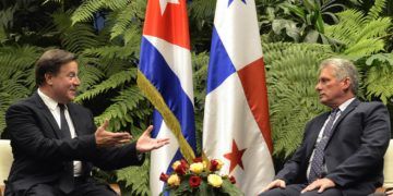 El presidente cubano, Miguel Díaz-Canel (d), conversa con su homólogo de Panamá, Juan Carlos Varela, en el Palacio de la Revolución, en La Habana, este lunes 29 de octubre de 2018. Foto: Joaquín Hernández / POOL / EFE.