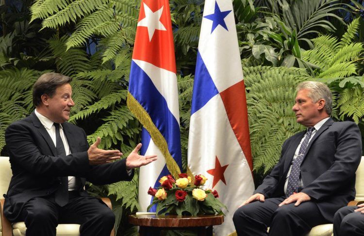 El presidente cubano, Miguel Díaz-Canel (d), conversa con su homólogo de Panamá, Juan Carlos Varela, en el Palacio de la Revolución, en La Habana, este lunes 29 de octubre de 2018. Foto: Joaquín Hernández / POOL / EFE.