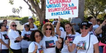 Decenas de cubanos demandaron este lunes frente a las oficinas del senador republicano Marco Rubio en Miami el restablecimiento del Programa Parole de Reunificación Familiar Cubano. Foto: @ANeiSAh87THjaaB / Twitter.