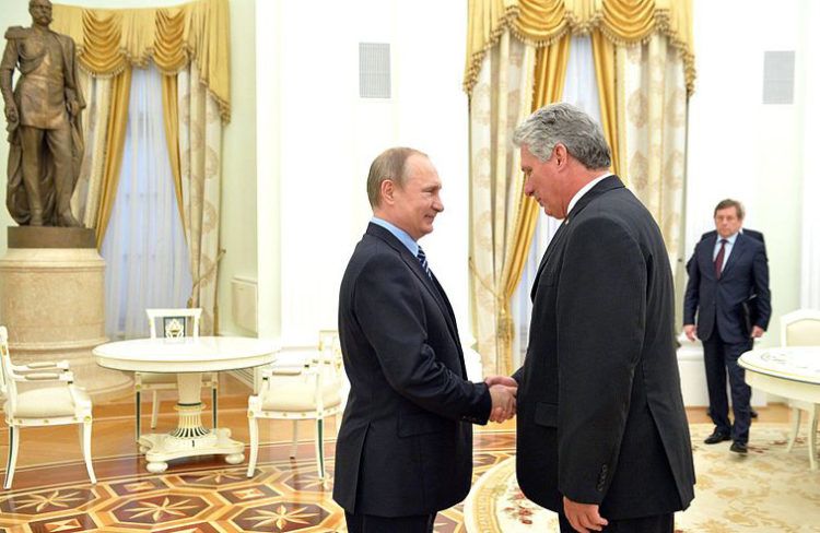 El presidente de Cuba, Miguel Díaz-Canel (derecha), junto con el mandatario ruso, Vladimir Putin, durante su visita a Moscú en mayo de 2016. Foto: commons.wikimedia.org