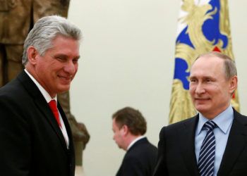 El presidente cubano Miguel Díaz-Canel (i), junto a su homólogo ruso Vladimir Putin, en Moscú. Foto: Sergei Karpukhin / Archivo.