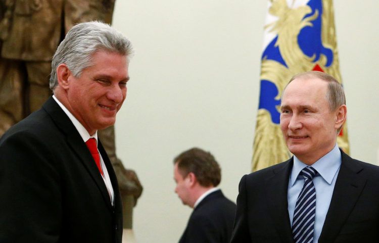 El presidente cubano Miguel Díaz-Canel (i), junto a su homólogo ruso Vladimir Putin, en Moscú. Foto: Sergei Karpukhin / Archivo.