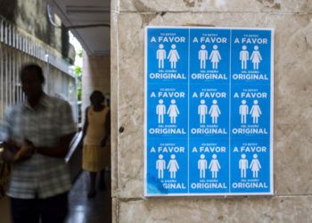 Cartel con símbolos de parejas heterosexuales colocado en el exterior de una iglesia de la Liga Evangélica con el lema "Yo estoy a favor del diseño original", contra la legalización de los matrimonios entre homosexuales en Cuba. Foto: Desmond Boylan / AP.