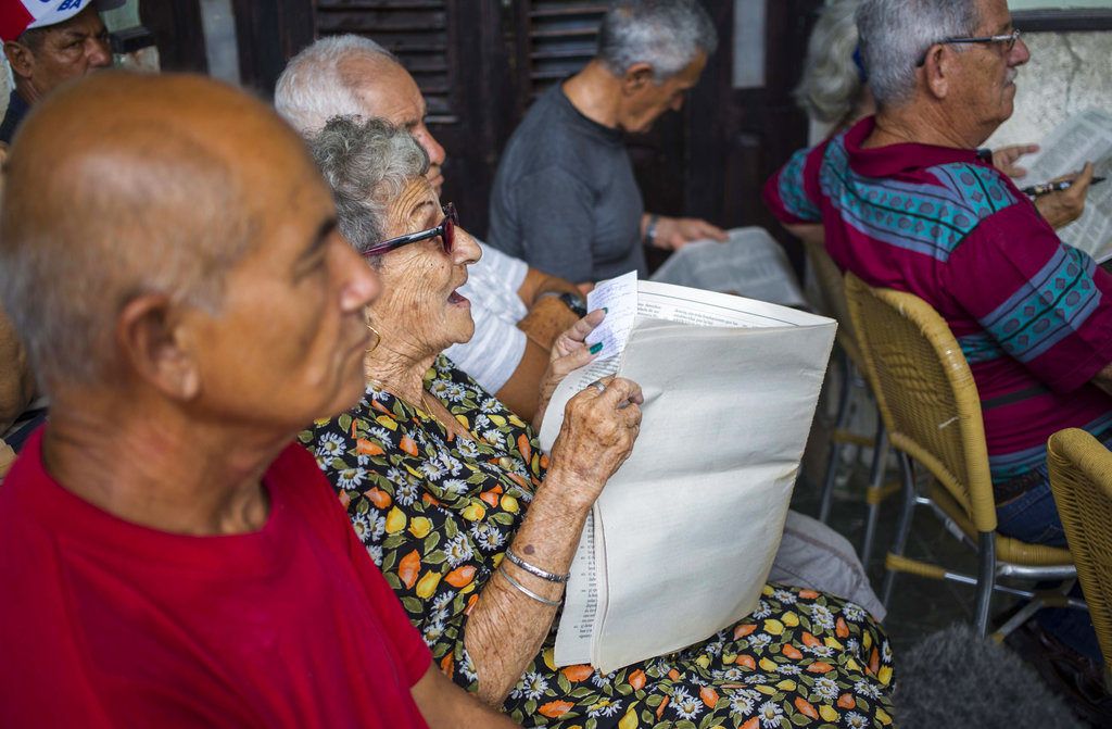 En esta imagen, tomada el 30 de septiembre de 2018, una mujer expone su punto de vista sobre un asunto durante una asamblea pública sobre una reforma constitucional en La Habana. Foto: Desmond Boylan / AP.