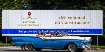 Cartel que promociona la reforma constitucional con los lemas "Mi voluntad, mi Constitución" y "Soy partícipe de la elaboración de mi Constitución", en La Habana. Foto: Desmond Boylan / AP.