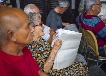 En esta imagen, tomada el 30 de septiembre de 2018, una mujer expone su punto de vista sobre un asunto durante una asamblea pública sobre una reforma constitucional en La Habana. Foto: Desmond Boylan / AP.