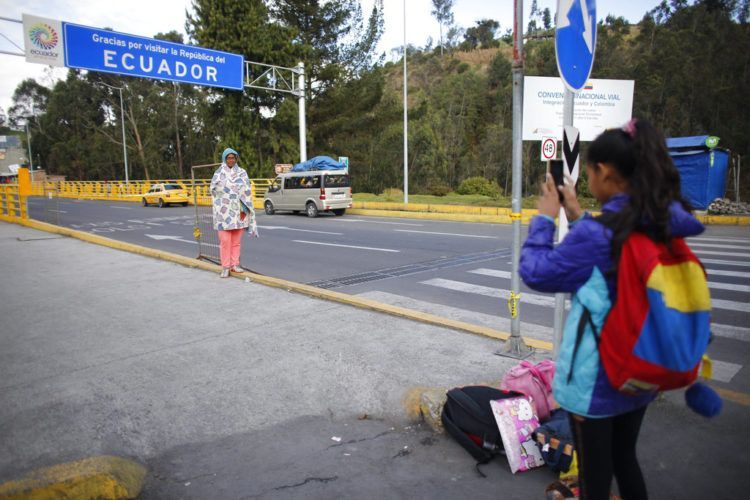 En esta imagen, tomada el 5 de septiembre de 2018, la venezolana Angelis, de 10 años, toma una fotografía de su madre, Sandra Cádiz, tras cruzar la frontera entre Colombia y Huaquillas, Ecuador, en su viaje a Perú. En total tuvieron que hacer tres filas distintas en inmigración, pero finalmente pudieron cruzar a Ecuador. (AP Foto/Ariana Cubillos)