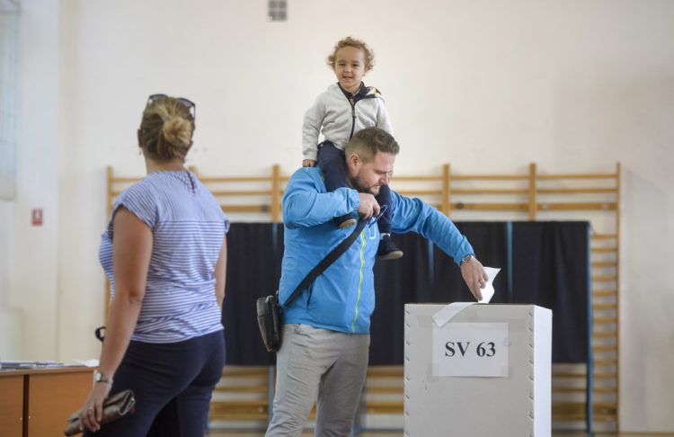 Ciudadanos participan en el referéndum sobre la definición del matrimonio en Bucarest, Rumania, el 6 de octubre de 2018. Foto: Andreea Alexandru / AP.