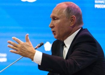 El presidente ruso Vladimir Putin habla en el Forum Internacional de la Semana Rusa de Energía en Moscú el miércoles, 3 de octubre de 2018. Foto: Alexander Zemlianichenko / AP.