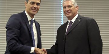 El presidente del gobierno español, Pedro Sánchez (i), saluda al presidente de Cuba, Miguel Díaz-Canel (d), durante la reunión que mantuvieron en el marco de la Asamblea General de Naciones Unidas. Foto: Ballesteros / EFE.