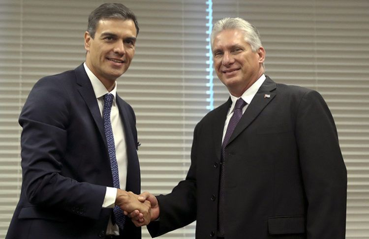 El presidente del gobierno español, Pedro Sánchez (i), saluda al presidente de Cuba, Miguel Díaz-Canel (d), durante la reunión que mantuvieron en el marco de la Asamblea General de Naciones Unidas. Foto: Ballesteros / EFE.