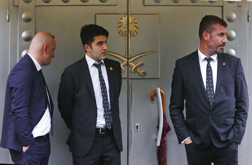 Tres guardias de seguridad montan guardia fuera del consulado saudí en Estambul el jueves 11 de octubre de 2018. Foto: Lefteris Pitarakis/AP.