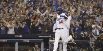 Yasiel Puig festeja tras batear un jonrón ante Boston en el cuarto juego de la Serie Mundial. (AP Foto/David J. Phillip)