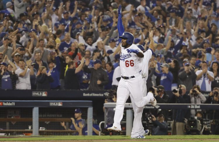 Yasiel Puig festeja tras batear un jonrón ante Boston en el cuarto juego de la Serie Mundial. (AP Foto/David J. Phillip)