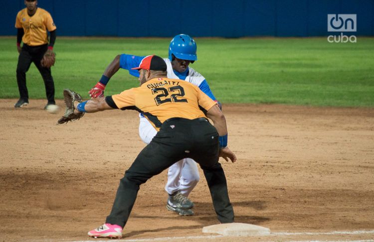 Los anaranjados de Villa Clara abrieron con triunfo sobre Industriales en la segunda fase de la Serie Nacional. Foto: Otmaro Rodríguez / Archivo OnCuba.