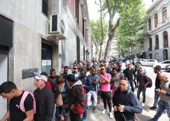 Foto de archivo de inmigrantes cubanos haciendo fila a las afueras del Ministerio de Relaciones Exteriores de Uruguay, en Montevideo. Foto: Raúl Martínez / EFE / Archivo.