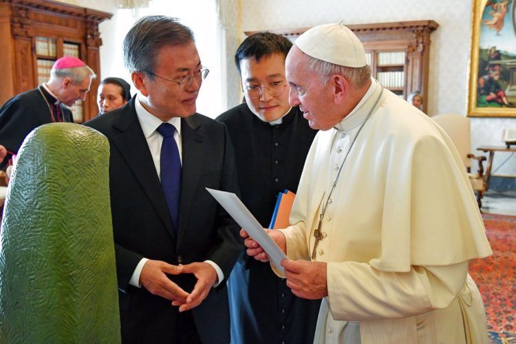 El presidente surcoreano Moon Jae-in, lizquierda, haabla con el papa Francisco en el Vaticano, jueves 18 de octubre de 2018. Foto: Alessandro Di Meo / ANSA vía AP.