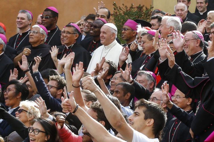 El papa Francisco posa para la foto de grupo con obispos y participantes durante la última jornada del Sínodo de Obispos en el Vaticano, el sábado 27 de octubre de 2018. Foto: Fabio Frustaci / ANSA vía AP.