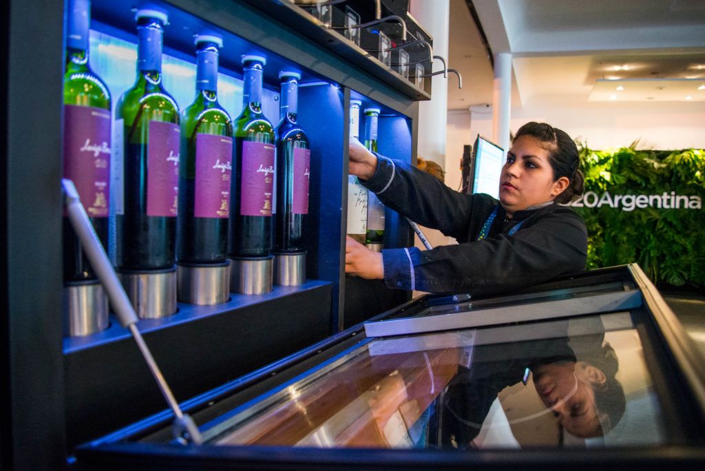 Una camarera repone el vino en la recepción argentina del G20 (Foto: Irina Dambrauskas)