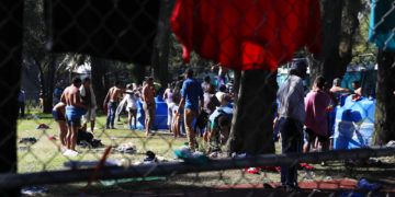 Migrantes centroamericanos hacen fila delante de tanques de agua en el estadio Jesús Martínez, en la Ciudad de México, el 6 de noviembre de 2018. Foto: Marco Ugarte / AP.