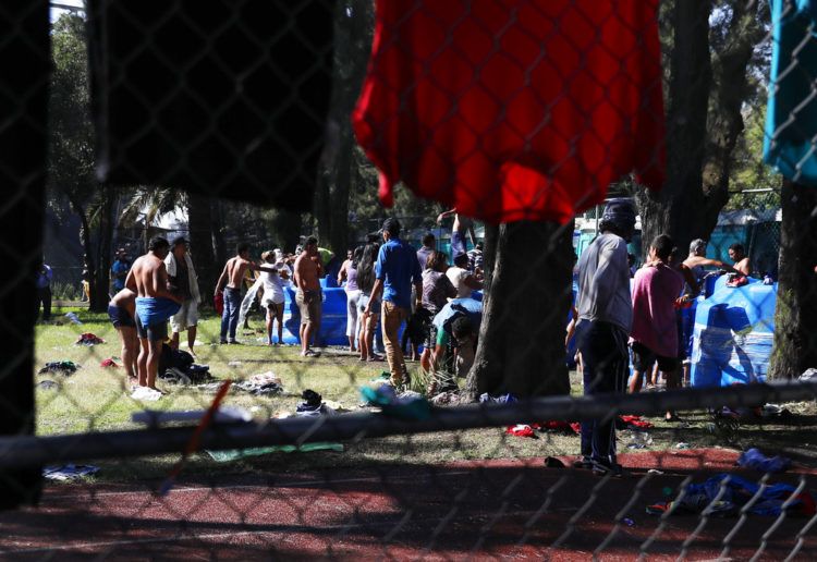 Migrantes centroamericanos hacen fila delante de tanques de agua en el estadio Jesús Martínez, en la Ciudad de México, el 6 de noviembre de 2018. Foto: Marco Ugarte / AP.