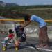 Un migrante empuja un carro de bebé por una carretera mientras una caravana formada por miles de centroamericanos sigue su lento avance hacia la frontera con Estados Unidos, entre Niltepec y Juchitan, en el estado de Oaxaca, México, el 30 de octubre de 2018. (AP Foto/Rebecca Blackwell)