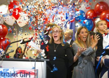 La demócrata Madeleine Dean celebra su victoria en el cuarto distrito del Congreso en Pennsylvania, en Fort Washington, Pennsylvania, el 6 de noviembre de 2018. Foto: Charles Fox / The Philadelphia Inquirer vía AP.