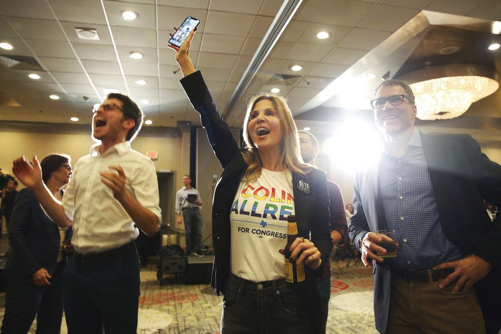 En la imagen, (de izqueirda a derecha) David Rosen, Jennifer Karol y su esposo, Tom Karol, reaccionan a una actualización en los resultados de la carrera al 32do distrito de la Cámara de Representantes en Texas, durante una fiesta para el candidato demócrata Colin Allred en la noche electoral, en el Magnolia Hotel Dallas Park Cities en Dallas, el 6 de noviembre de 2018. (AP Foto/Andy Jacobsohn)