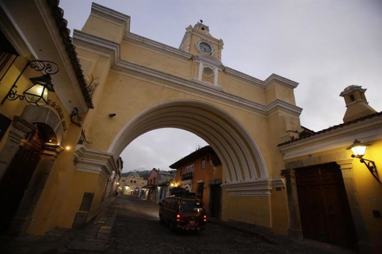 La ciudad colonial de Antigua Guatemala sede de la XXVI Cumbre Iberoamericana. Foto: EFE/Carlos Lemos.
