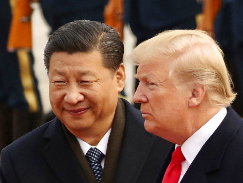 El presidente de Estados Unidos, Donald Trump, y el de China, Xi Jinping, durante una ceremonia de recepción en el Gran Salón del Pueblo en Beijing, 9 de noviembre de 2017. Foto: Andrew Harnik / AP.