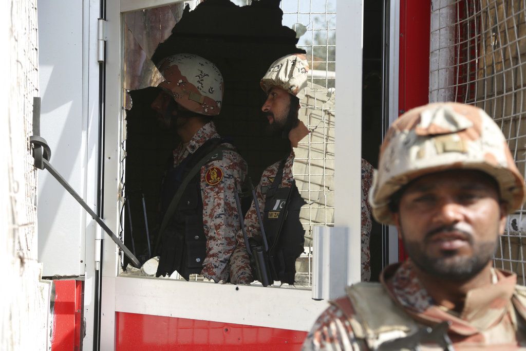 Soldados paquistaníes entran al complejo del consulado de China en Karachi, Pakistán, el 23 de noviembre de 2018. (AP Foto/Shakil Adil)