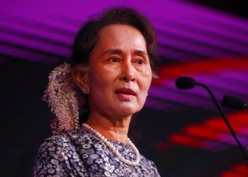 La dirigente de Myanmar Aung San Suu Kyi en un evento en Singapur el 12 de noviembre del 2018.  (AP Photo/Bullit Marquez)