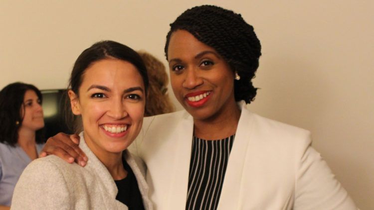 Alexandria Ocasio Cortez (New York) y Ayanna Pressley (Masachusets), dos potentes "primerizas".