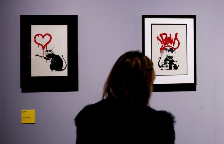 Exposición "Una protesta visual. El arte de Banksy", dedicada al artista callejero, en Milán, Italia. Foto: Antonio Calanni / AP.