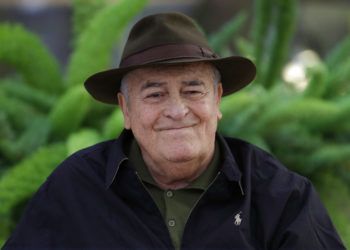 En esta imagen de 2012, el cineasta italiano Bernardo Bertolucci posa para los fotógrafos durante una conferencia en Roma. Foto: Andrew Medichini / AP.