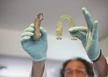 El arqueólogo Jedu Sadarnaga muestra joyas descubiertas en una de las tumbas halladas en un cementerio inca cerca de La Paz, Bolivia, el jueves 15 de noviembre del 2018. (AP Foto/Luis Gandarillas)