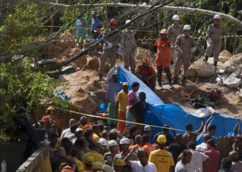 Vecinos, voluntarios y bomberos realizan tareas de búsqueda y rescate tras un deslizamiento en el morro Boa Esperança en Niteroi, Brasil, 10 de noviembre de 2018. Catorce muertos y 11 heridos es el resultado del deslizamiento, aunque las autoridades dijeron que podría haber más víctimas el domingo 11 de noviembre de 2018. (AP Foto/Leo Correa)