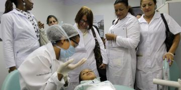 Médicos cubanos observan un procedimiento dental durante una sesión de capacitación en una clínica de salud en Brasilia. El gobierno de Brasil dice que va a comenzar pronto a seleccionar médicos locales para remplazar a los más de 8.000 doctores cubanos que trabajan en áreas del país donde los servicios médicos escasean. Foto> Eraldo Peres / AP.