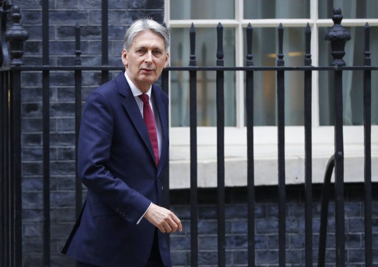 El secretario británico del Tesoro, Philip Hammond, pasa frente a 10 Downing Street, Londres, 22 de noviembre de 2018. Dejar la Unión Europea, con independencia de los términos en los que se haga, dejará a la economía británica en una posición peor que permanecer en el bloque, dijo Hammond el miércoles 28 de noviembre de 2018. (AP Foto/Kirsty Wigglesworth)