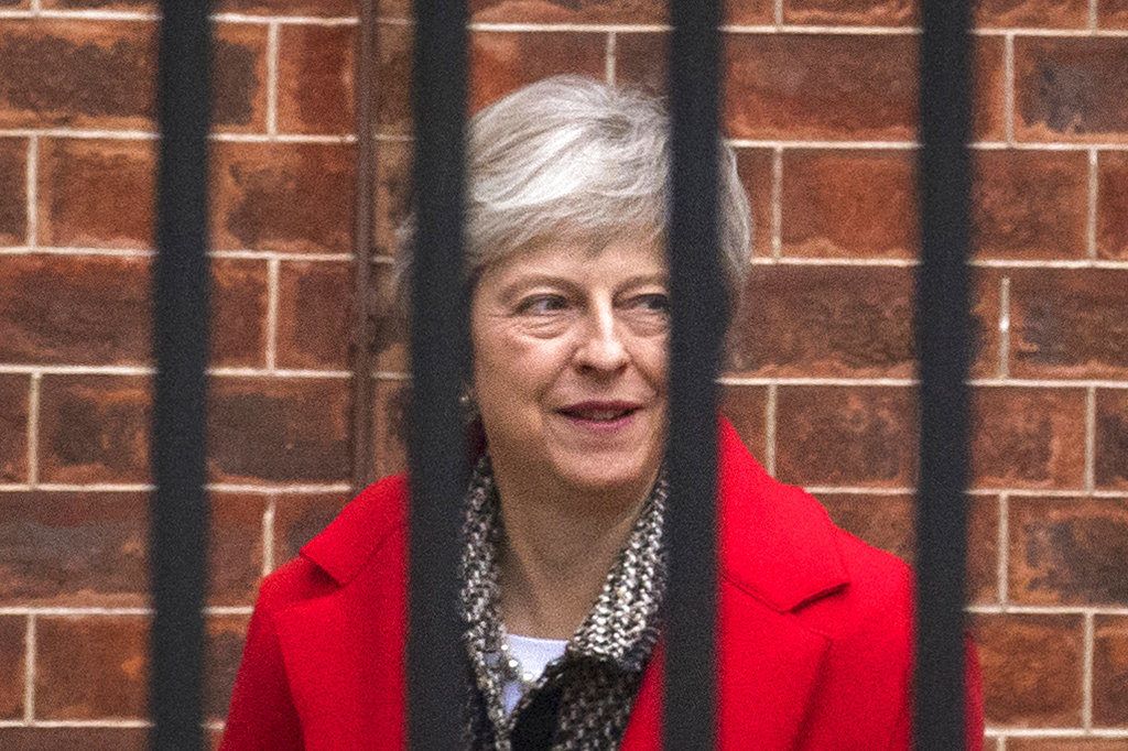 La primera ministra de Gran Bretaña, Theresa May, sale de su residencia oficial, en el 10 de Downing Street, en Londres el 16 de noviembre de 2018. (Dominic Lipinski/PA vía AP)