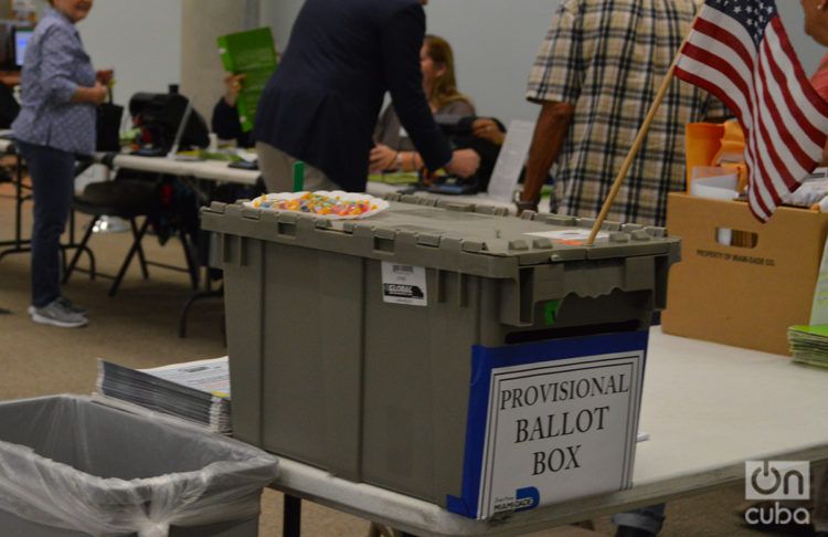 Una caja de boletas en un centro de votaciones en en Miami, Florida. Foto; Marita Pérez Díaz.