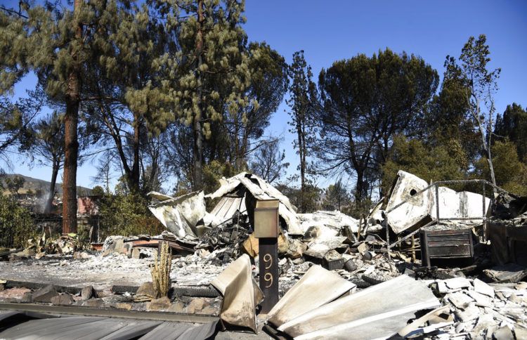 Esta fotografía del domingo 11 de noviembre de 2018 muestra una casa que quedó destruida tras un incendio en Agoura Hills, California. Foto: Chris Pizzello / AP.
