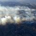 En esta imagen captada desde un helicóptero, incendios forestales arden el viernes 9 de noviembre de 2018 en la sección Calabasas de Los Ángeles. Foto: Mark J. Terrill / AP.