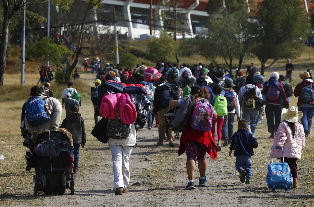 Migrantes centroamericanos llegan a un estadio en la ciudad de Querétaro, México, donde se estableció un refugio temporal durante una más de sus escalas en su viaje a la frontera con Estados Unidos, el sábado 10 de noviembre de 2018. Foto: Marco Ugarte / AP.