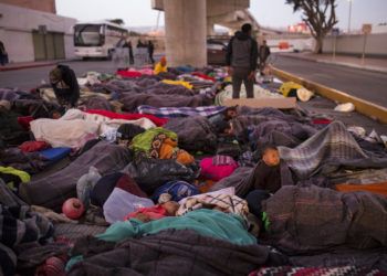 Un grupo de migrantes duerme bajo un puente en el cruce fronterizo Chaparral en Tijuana, México, el viernes 23 de noviembre de 2018. Foto: Rodrigo Abd / AP.