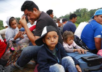 Migrantes centroamericanos que forman parte de la caravana que espera llegar a la frontera con Estados Unidos, en un remolque Donají, en el estado de Oaxaca, México, el viernes 2 de noviembre de 2018. Foto: Marco Ugarte / AP.