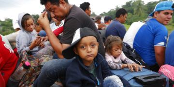 Migrantes centroamericanos que forman parte de la caravana que espera llegar a la frontera con Estados Unidos, en un remolque Donají, en el estado de Oaxaca, México, el viernes 2 de noviembre de 2018. Foto: Marco Ugarte / AP.